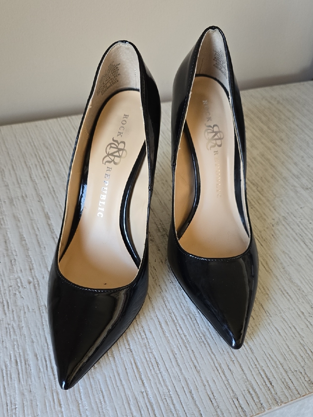 Rock & Republic Black Patent Pointed Pumps with Sleek Silhouette
